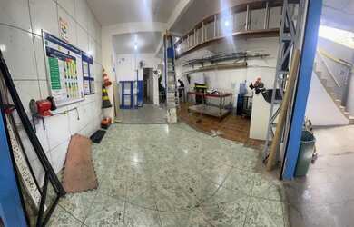 Imagem: A casa possui 3 Dormitórios, 2 Banheiros, 1 Vaga na garagem