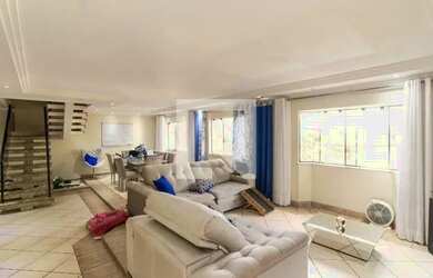 Imagem: A casa possui 4 Dormitórios, 4 Banheiros, 5 Vagas na garagem