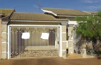 Imagem: A casa possui 3 Dormitórios, 3 Banheiros, 2 Vagas na garagem