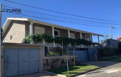 Imagem: A casa possui 5 Dormitórios, 3 Banheiros, 5 Vagas na garagem