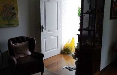 Imagem: A casa possui 3 Dormitórios, 5 Banheiros, 3 Vagas na garagem