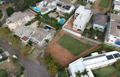 Imagem: O terreno possui 834m² de Área e está localizado em Jardim