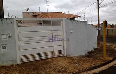 Imagem: A casa possui 3 Dormitórios, 2 Banheiros, 1 Vaga na garagem