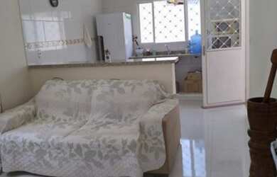 Imagem: A casa possui 2 Dormitórios, 1 Banheiro, 2 Vagas na garagem