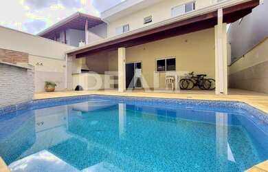 Imagem: A casa em condomínio possui 4 Dormitórios, 2 Banheiros, 4