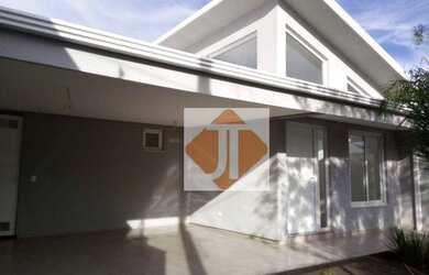 Imagem: A casa possui 3 Dormitórios, 1 Banheiro, 2 Vagas na garagem