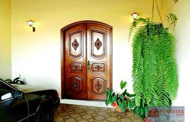 Imagem: A casa possui 3 Dormitórios, 2 Banheiros, 4 Vagas na garagem