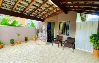 Imagem: A casa possui 2 Dormitórios, 1 Banheiro, 2 Vagas na garagem