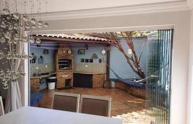 Imagem: A casa possui 3 Dormitórios, 3 Banheiros, 4 Vagas na garagem