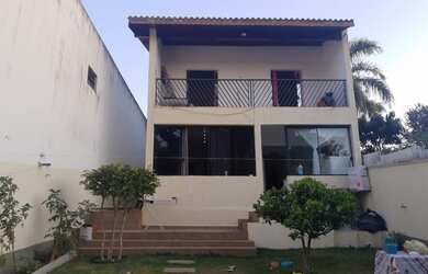 Imagem: A casa possui 3 Dormitórios, 2 Banheiros, 5 Vagas na garagem