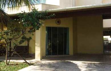 Imagem: A casa possui 3 Dormitórios, 1 Banheiro, 2 Vagas na garagem