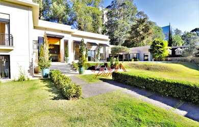 Imagem: A casa possui 5 Dormitórios, 4 Banheiros, 5 Vagas na garagem