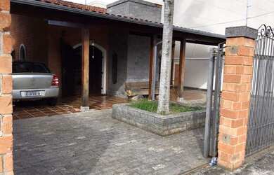 Imagem: A casa possui 3 Dormitórios, 1 Banheiro, 2 Vagas na garagem