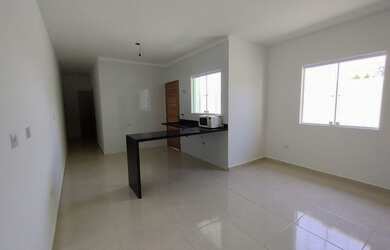 Imagem: A casa possui 3 Dormitórios, 1 Banheiro, 2 Vagas na garagem