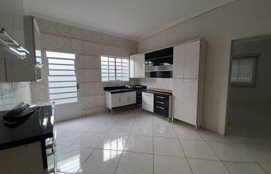 Imagem: A casa possui 2 Dormitórios, 1 Banheiro, 2 Vagas na garagem