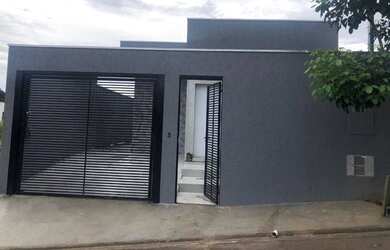 Imagem: A casa possui 3 Dormitórios, 2 Banheiros, 1 Vaga na garagem