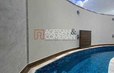 Imagem: A casa possui 3 Dormitórios, 3 Banheiros, 2 Vagas na garagem