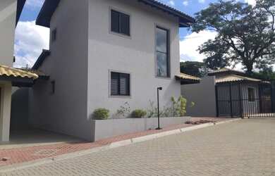 Imagem: A casa possui 3 Dormitórios, 1 Banheiro, 1 Vaga na garagem