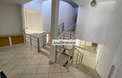 Imagem: O depósito possui 2 Vagas na garagem, 280m² de Área e está