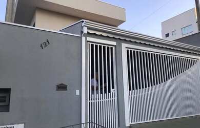 Imagem: A casa possui 3 Dormitórios, 3 Banheiros, 196m² de Área e