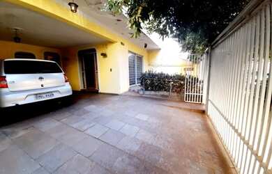 Imagem: A casa possui 3 Dormitórios, 3 Banheiros, 2 Vagas na garagem