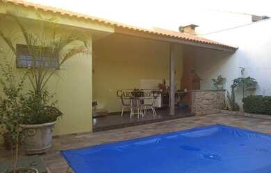 Imagem: A casa possui 3 Dormitórios, 3 Banheiros, 3 Vagas na garagem