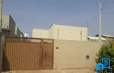 Imagem: A casa possui 3 Dormitórios, 2 Banheiros, 2 Vagas na garagem