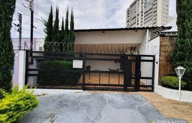 Imagem: A casa possui 4 Dormitórios, 3 Banheiros, 2 Vagas na garagem