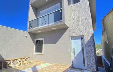 Imagem: A casa possui 4 Dormitórios, 3 Banheiros, 2 Vagas na garagem