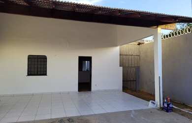 Imagem: A casa possui 2 Dormitórios, 1 Banheiro, 2 Vagas na garagem