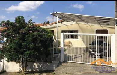 Imagem: A casa possui 4 Dormitórios, 3 Banheiros, 3 Vagas na garagem