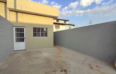 Imagem: A casa possui 2 Dormitórios, 1 Banheiro, 2 Vagas na garagem