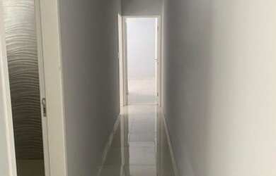 Imagem: A casa possui 2 Dormitórios, 2 Banheiros, 2 Vagas na garagem