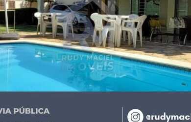 Imagem: A casa possui 3 Dormitórios, 3 Banheiros, 4 Vagas na garagem