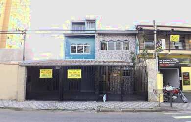 Imagem: A casa possui 4 Dormitórios, 3 Banheiros, 3 Vagas na garagem