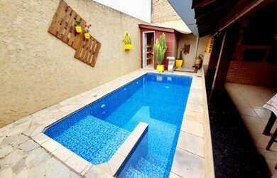 Imagem: A casa possui 3 Dormitórios, 2 Banheiros, 2 Vagas na garagem