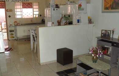 Imagem: A casa possui 2 Dormitórios, 1 Banheiro, 2 Vagas na garagem