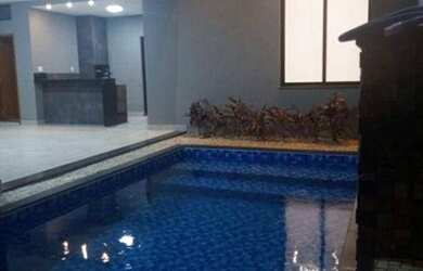 Imagem: A casa possui 3 Dormitórios, 3 Banheiros, 4 Vagas na garagem