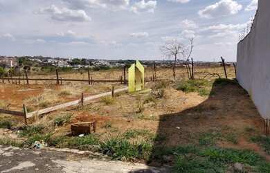 Imagem: O terreno à venda possui e está localizado em Parque Santa
