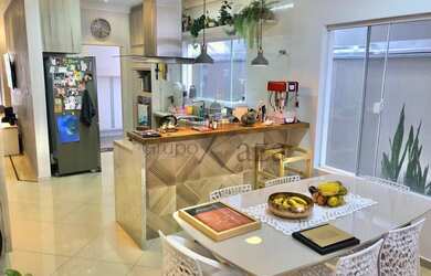 Imagem: A casa em condomínio possui 4 Dormitórios, 3 Banheiros, 2