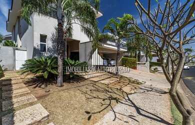 Imagem: A casa em condomínio possui 5 Dormitórios, 5 Banheiros, 4