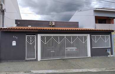 Imagem: A casa possui 3 Dormitórios, 3 Banheiros, 2 Vagas na garagem