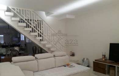 Imagem: A casa possui 3 Dormitórios, 1 Banheiro, 2 Vagas na garagem