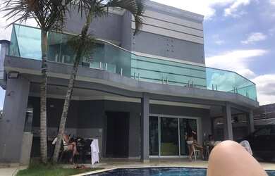 Imagem: A casa possui 4 Dormitórios, 3 Banheiros, 4 Vagas na garagem