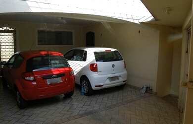 Imagem: A casa possui 3 Dormitórios, 2 Banheiros, 2 Vagas na garagem