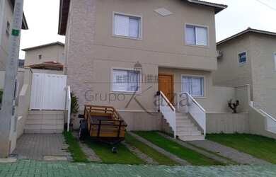 Imagem: A casa em condomínio possui 4 Dormitórios, 4 Banheiros, 3