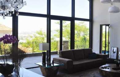 Imagem: A casa em condomínio possui 4 Dormitórios, 5 Banheiros, 5