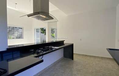 Imagem: A casa possui 3 Dormitórios, 5 Banheiros, 2 Vagas na garagem