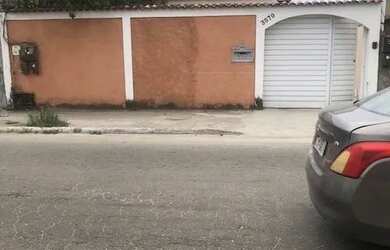 Imagem: A casa possui 4 Dormitórios, 3 Banheiros, 4 Vagas na garagem