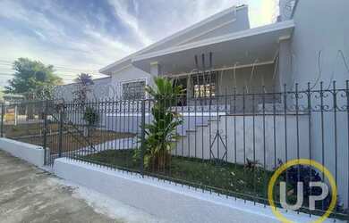 Imagem: A casa possui 3 Dormitórios, 3 Banheiros, 3 Vagas na garagem